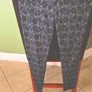 Selling leggings black and white print